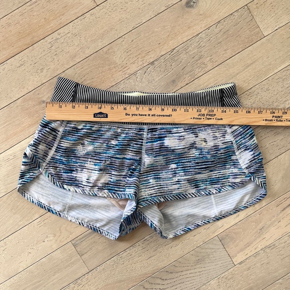 Lululemon Speed Short *4-way Stretch 2.5"
Blurry Belle Multi Tink Blck Wht - Picture 6 of 8